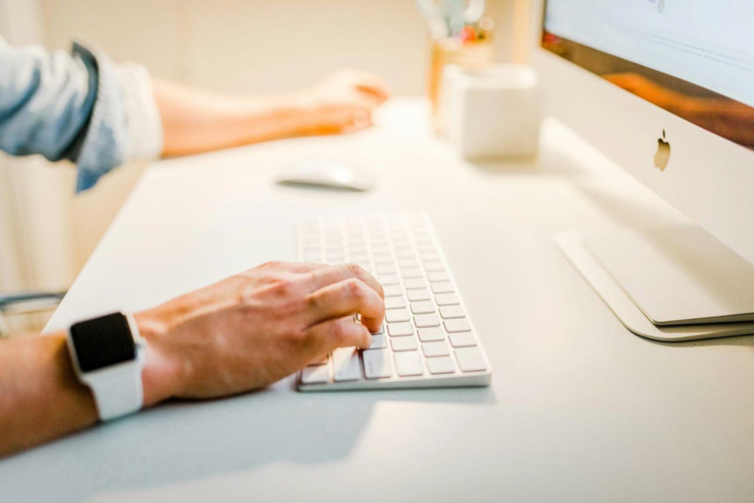 Aula formazione con postazioni computer per amministrazione digitale